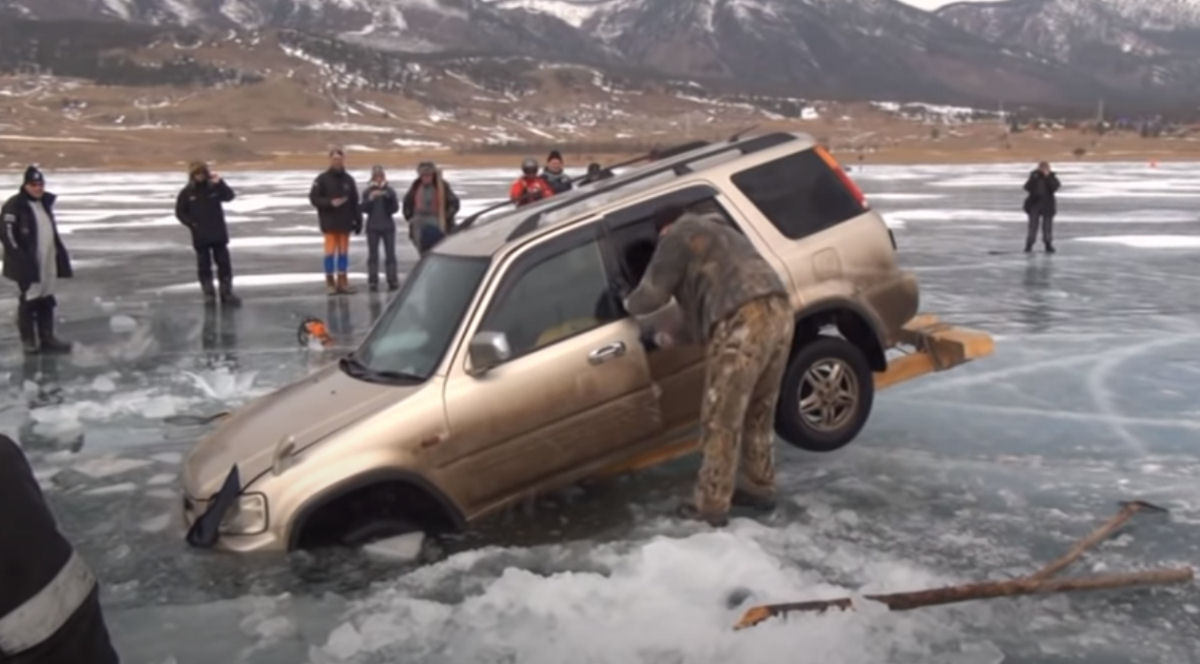 Russos resgatam automóvel do fundo do lago apenas com a força humana