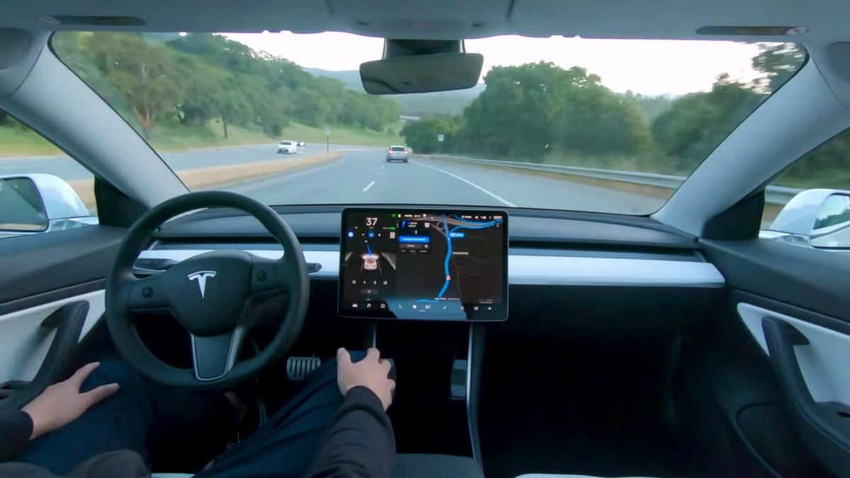 Tesla faz recall de quase dois milhes de veculos porque o piloto automtico no  seguro