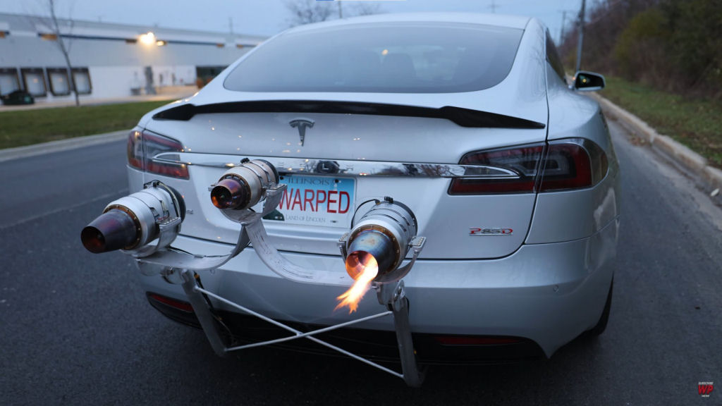 Youtuber acelera um Tesla equipado com três motores a propulsão
