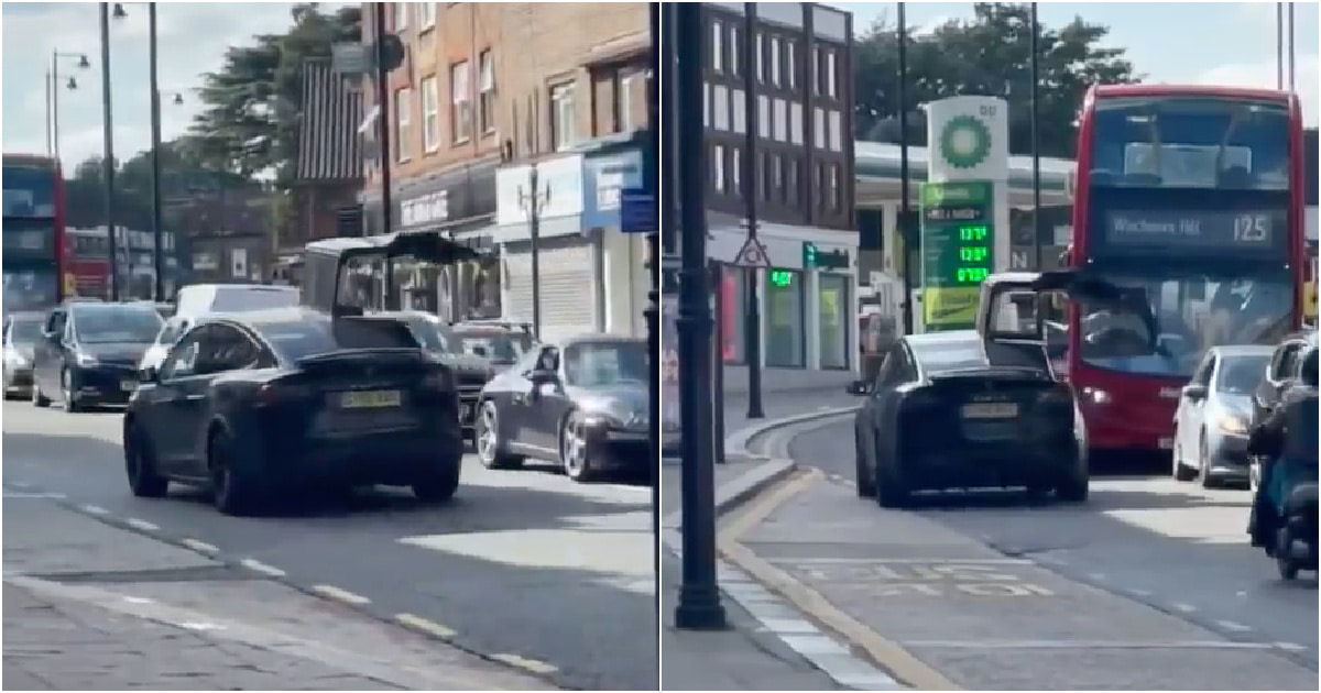 Motorista de um Tesla com a porta aberta causa estragos em Londres
