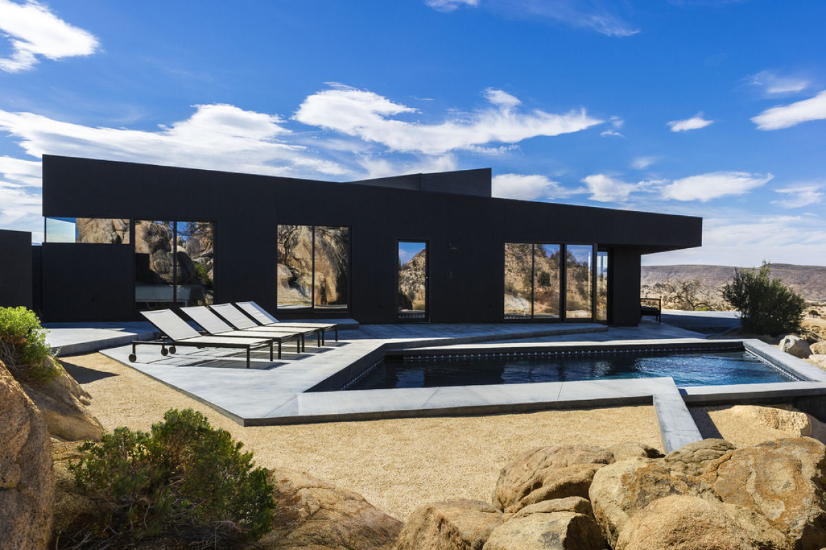 Black Desert House contrasta incrivelmente com o deserto de Mojave 03