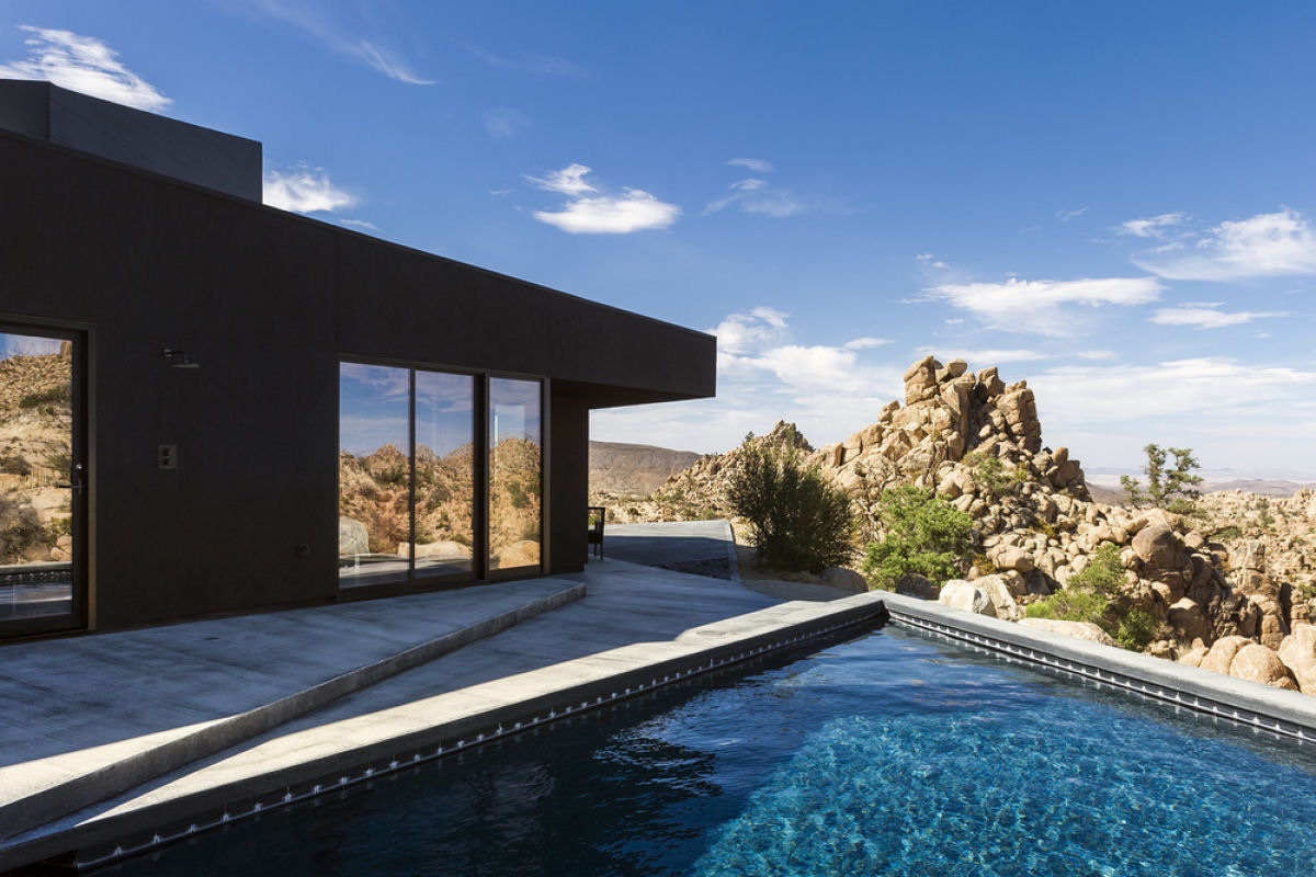 Black Desert House contrasta incrivelmente com o deserto de Mojave 04