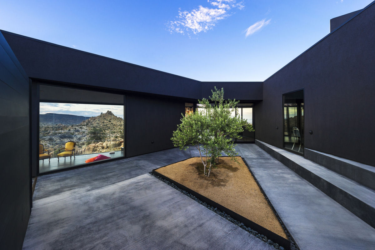 Black Desert House contrasta incrivelmente com o deserto de Mojave 09