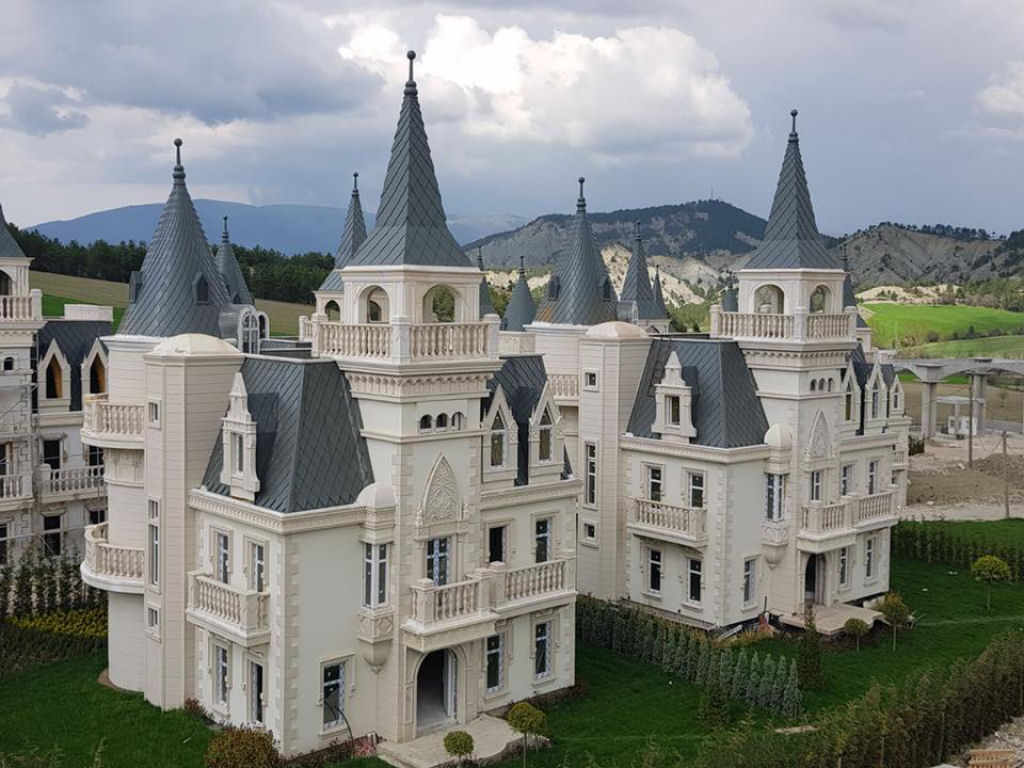 Empresa construiu 732 castelos franceses esperando que ricos comprassem e acaba quebrando