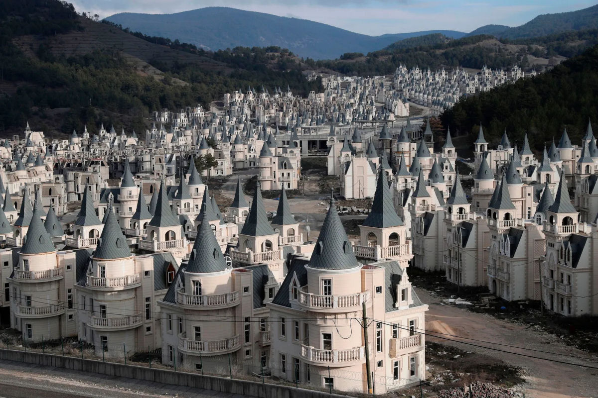 Burj Al Babas, a cidade abandonada da Turquia com 587 castelos no estilo Disney