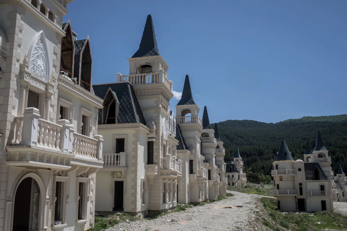 Burj Al Babas, a cidade abandonada da Turquia com 587 castelos no estilo Disney