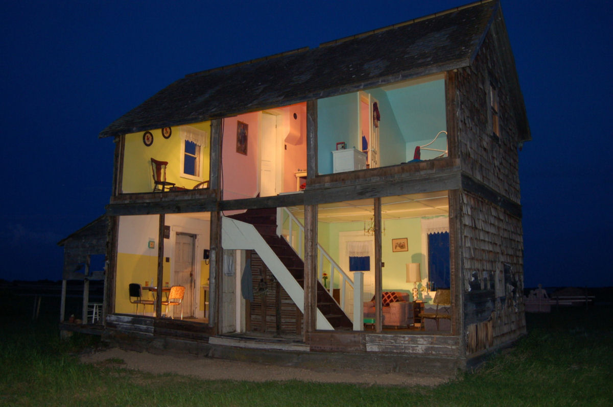 Casa de fazenda abandonada vira uma casa de bonecas para refletir as origens 02