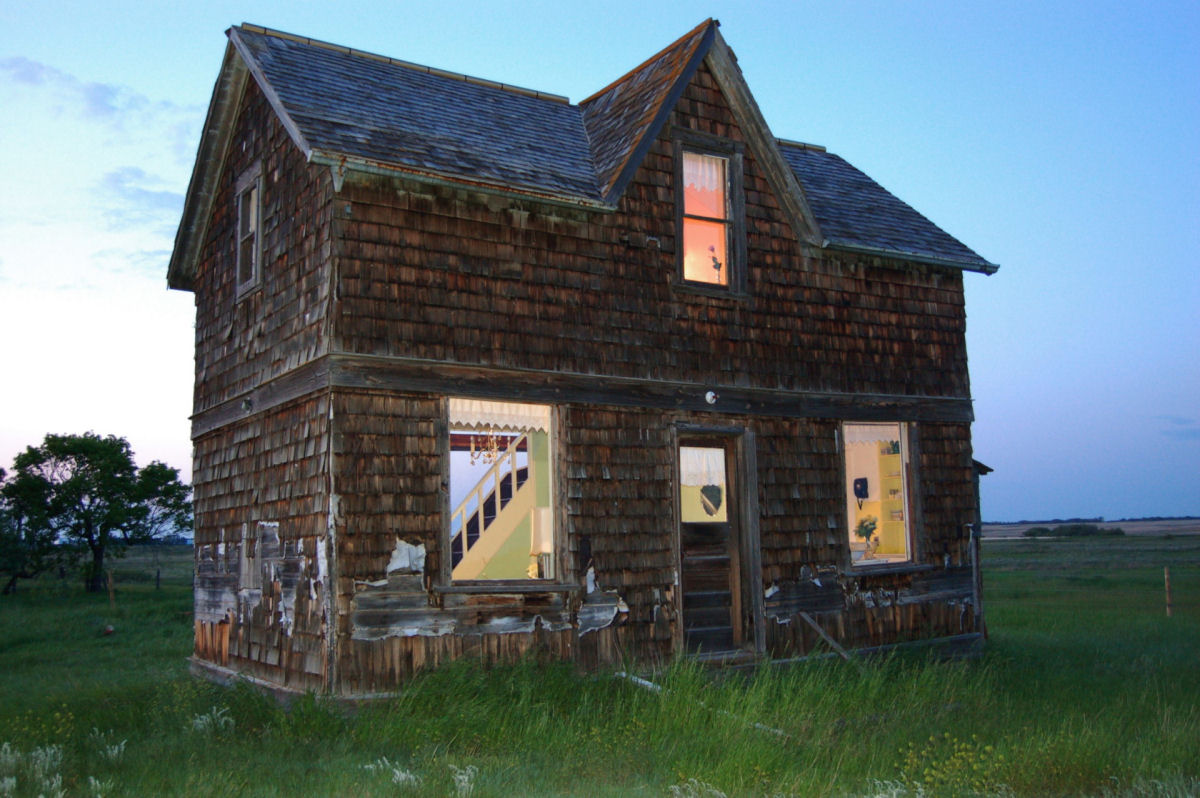 Casa de fazenda abandonada vira uma casa de bonecas para refletir as origens 03