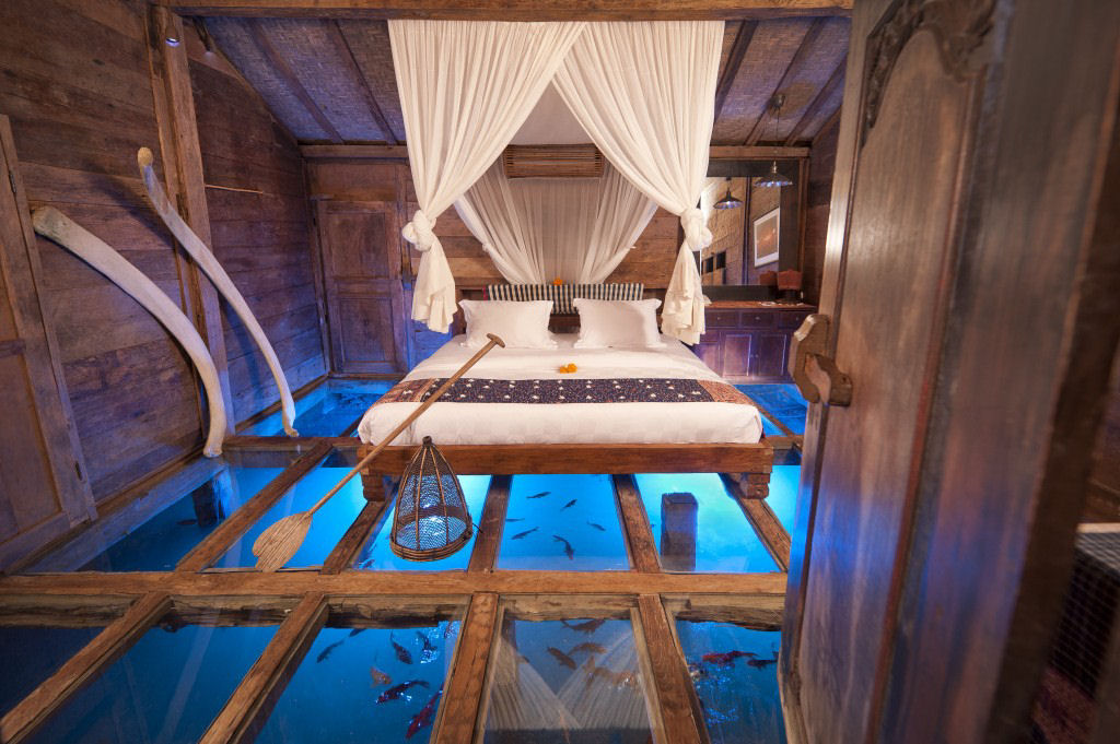 Um quarto com piso transparente do hotel em Bali 01