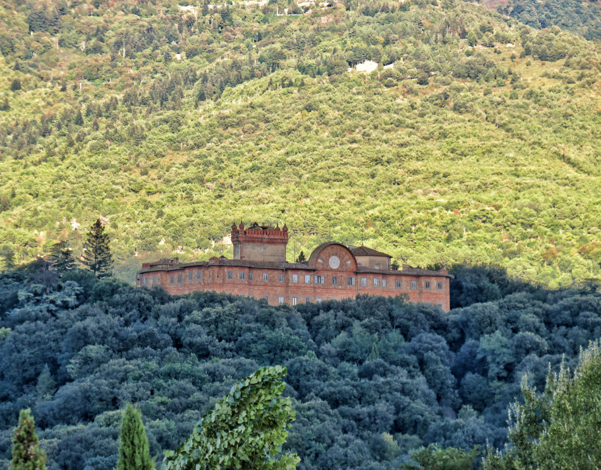 O espetacular castelo italiano que tem um quarto para cada dia do ano