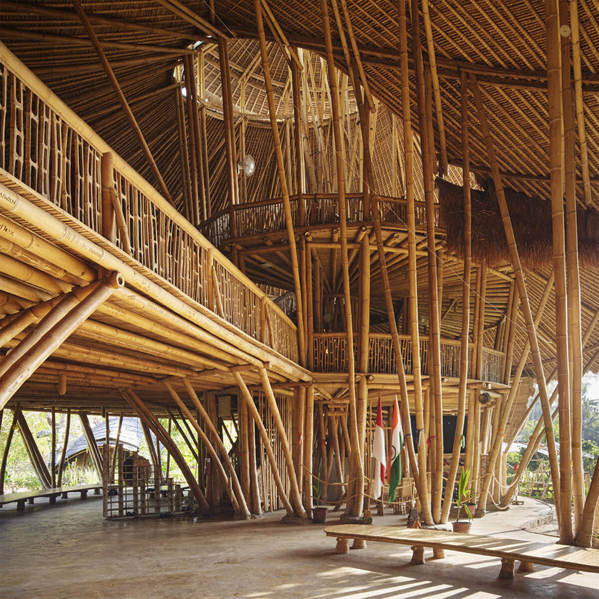 Telhados em espiral cobrem uma escola de vários andares feita inteiramente de bambu em Bali 01