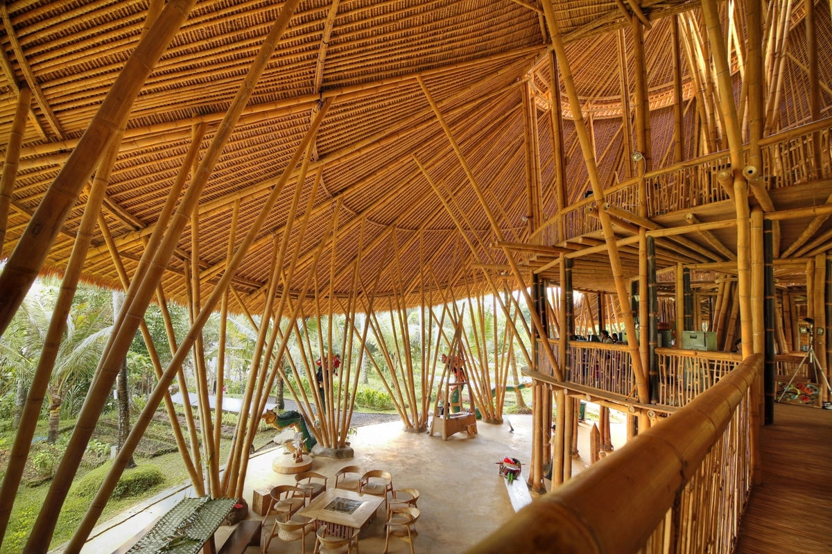 Telhados em espiral cobrem uma escola de vários andares feita inteiramente de bambu em Bali 02