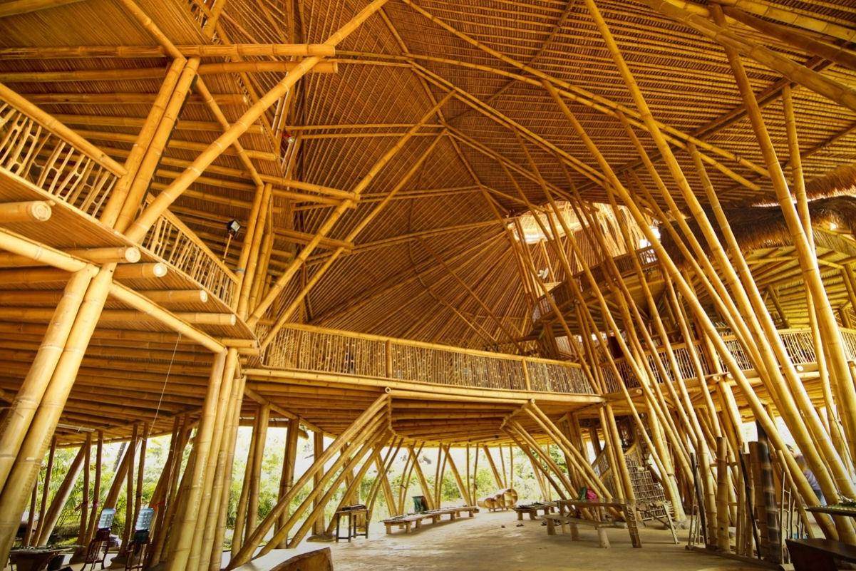 Telhados em espiral cobrem uma escola de vários andares feita inteiramente de bambu em Bali 03
