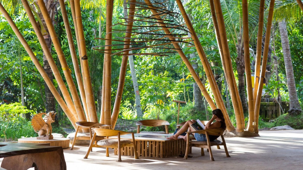 Telhados em espiral cobrem uma escola de vários andares feita inteiramente de bambu em Bali 04
