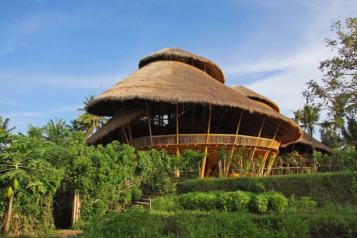 Telhados em espiral cobrem uma escola de vários andares feita inteiramente de bambu em Bali 05