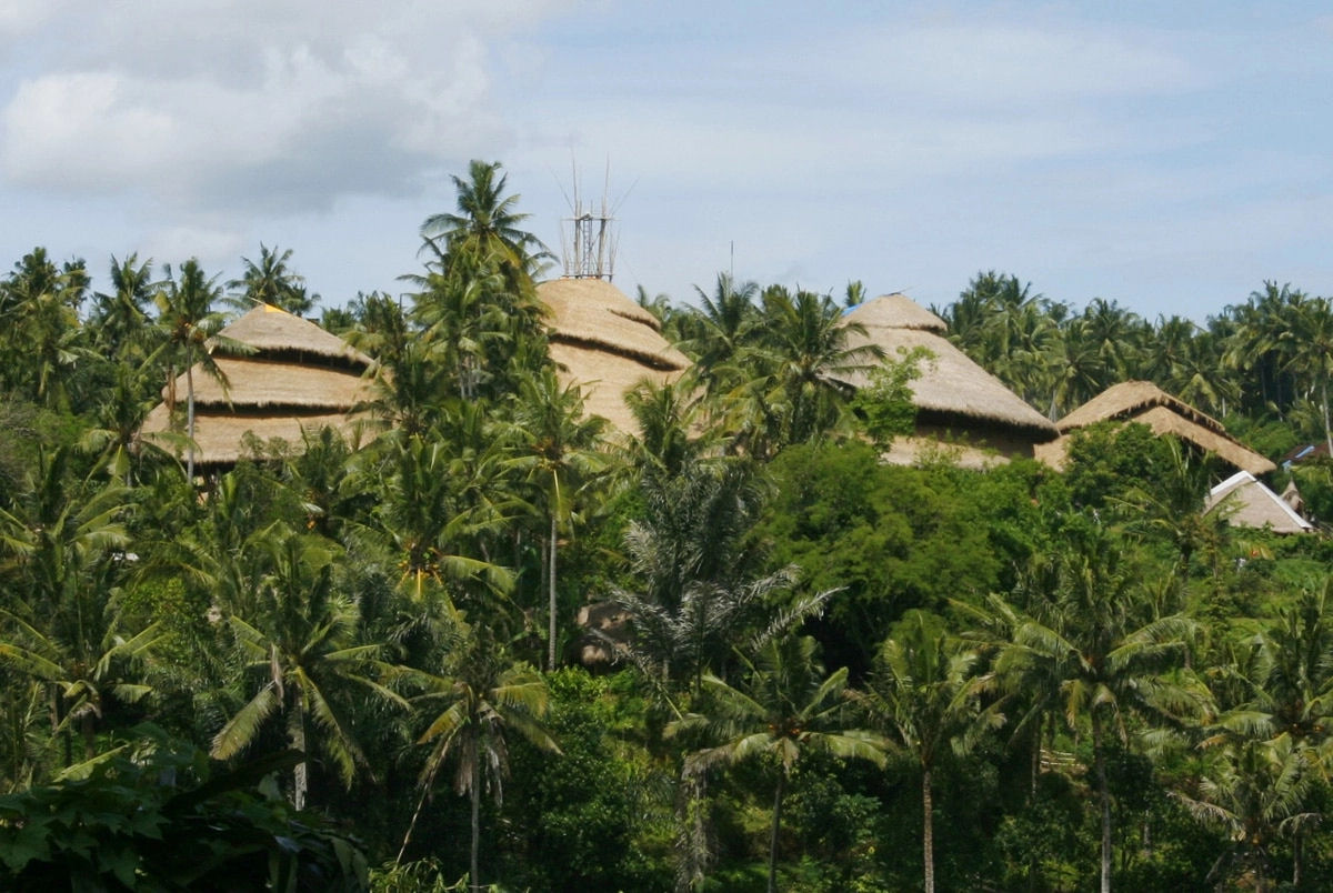 Telhados em espiral cobrem uma escola de vários andares feita inteiramente de bambu em Bali 08