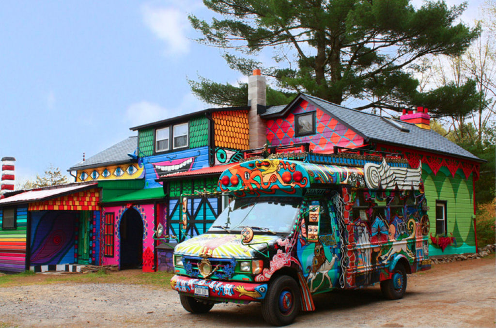 Artista transforma uma cabana sombria em uma casa que parece um arco-ris psicodlico 01