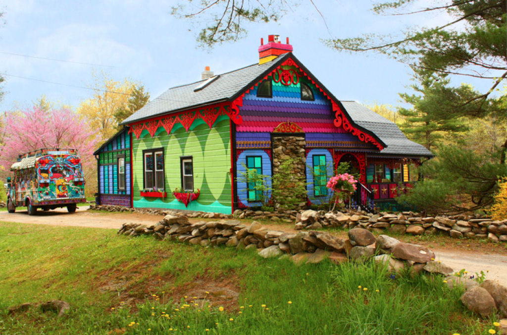 Artista transforma uma cabana sombria em uma casa que parece um arco-ris psicodlico 03
