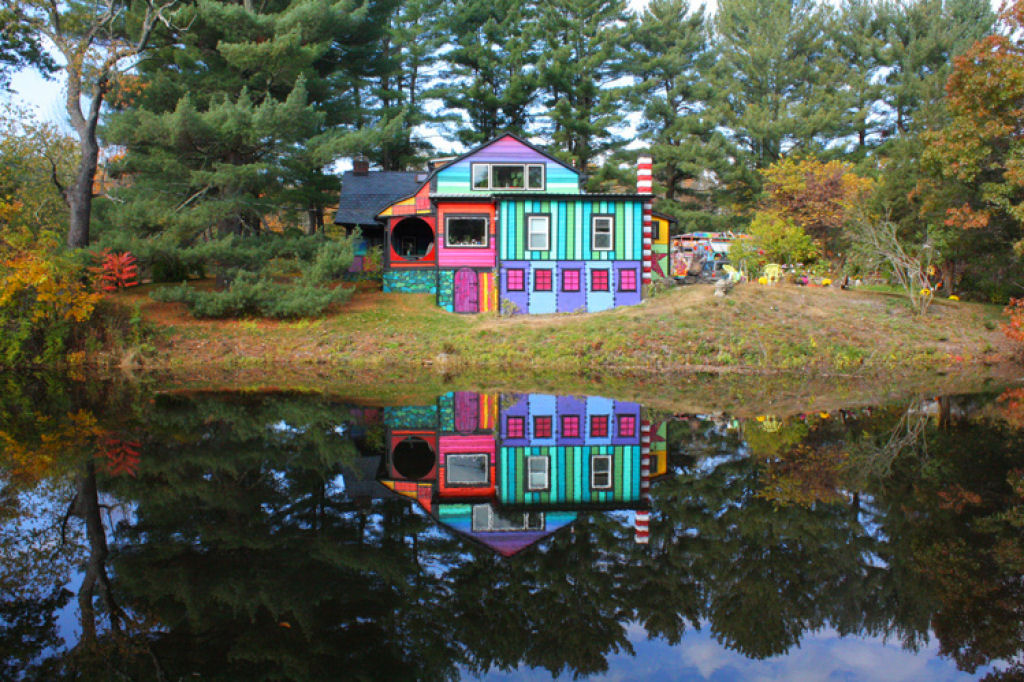 Artista transforma uma cabana sombria em uma casa que parece um arco-ris psicodlico 05
