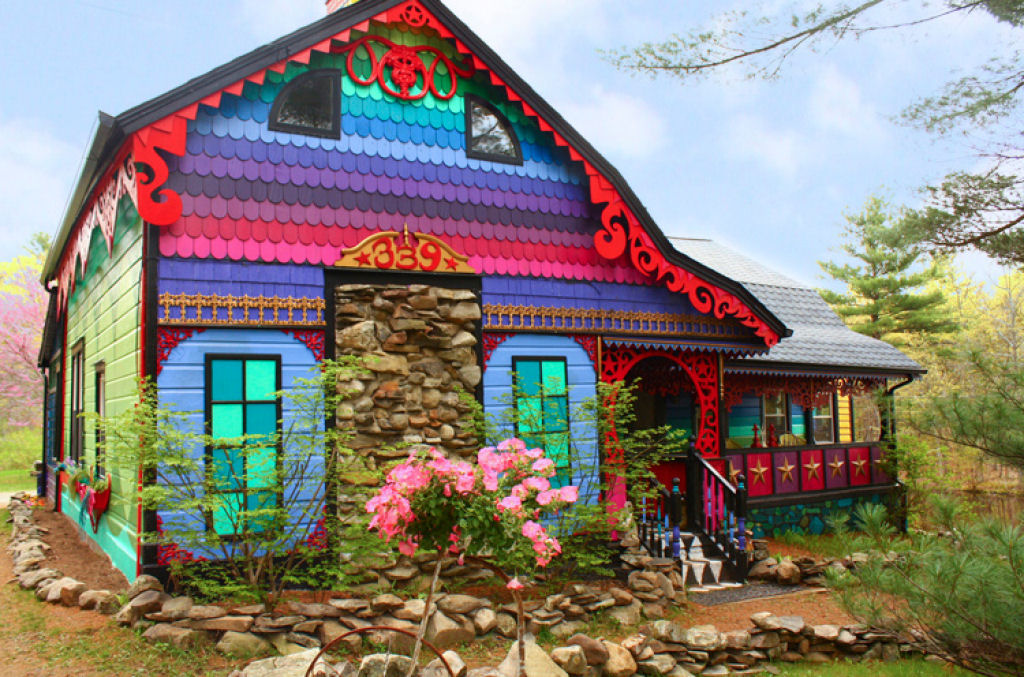 Artista transforma uma cabana sombria em uma casa que parece um arco-ris psicodlico 06