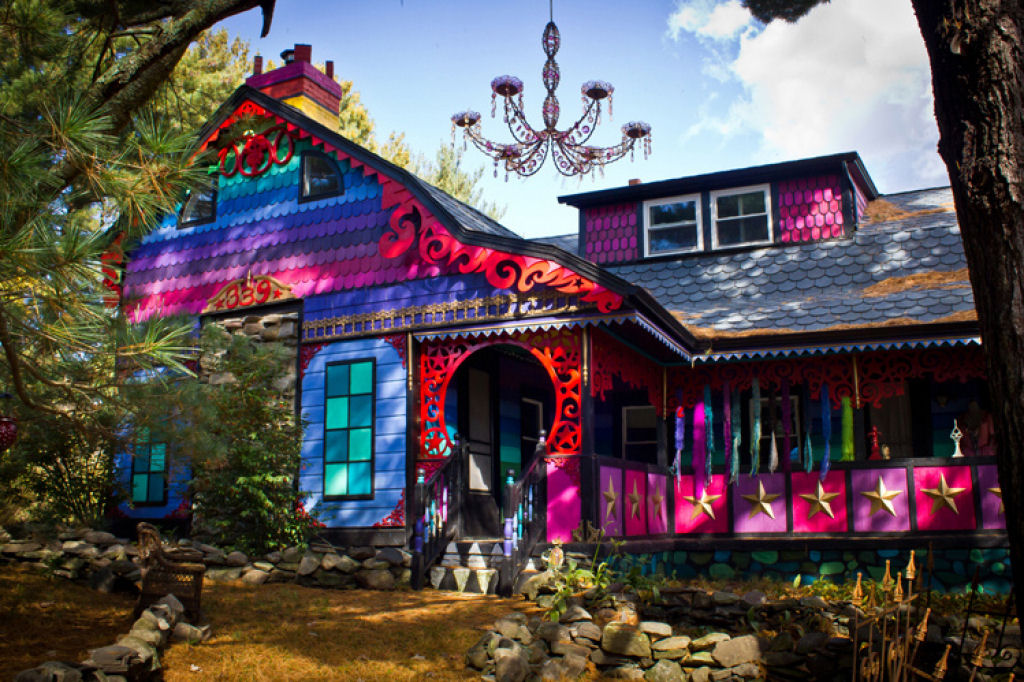 Artista transforma uma cabana sombria em uma casa que parece um arco-ris psicodlico 07