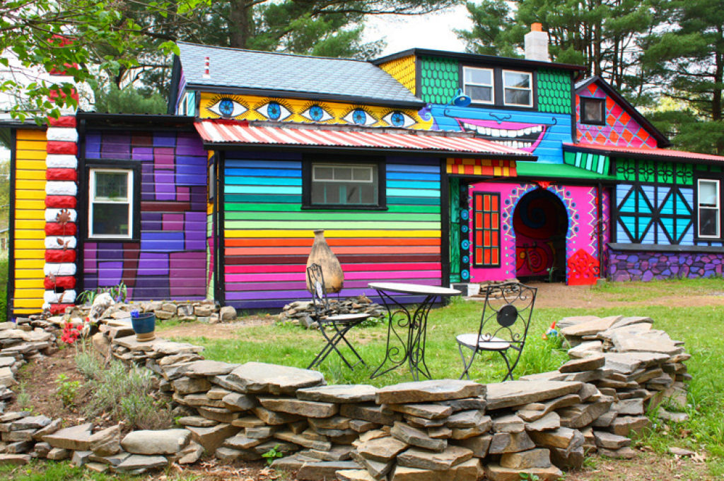 Artista transforma uma cabana sombria em uma casa que parece um arco-ris psicodlico 08