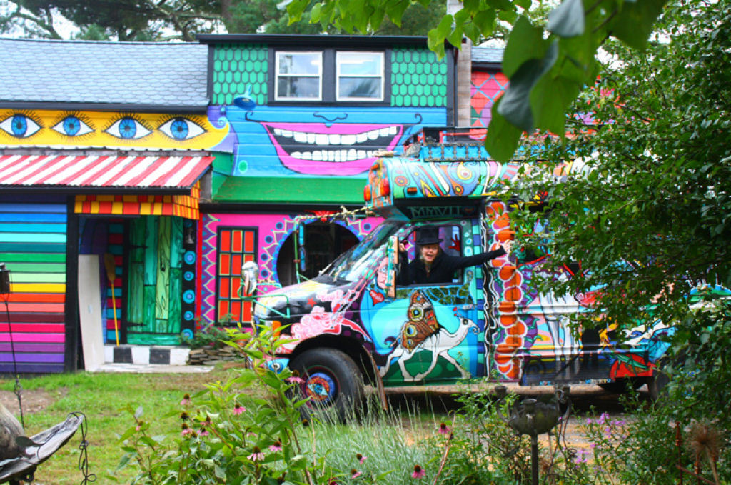 Artista transforma uma cabana sombria em uma casa que parece um arco-ris psicodlico 09