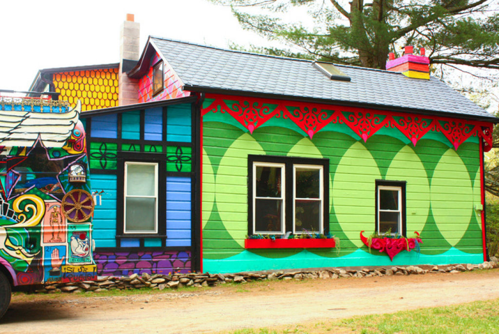 Artista transforma uma cabana sombria em uma casa que parece um arco-ris psicodlico 10