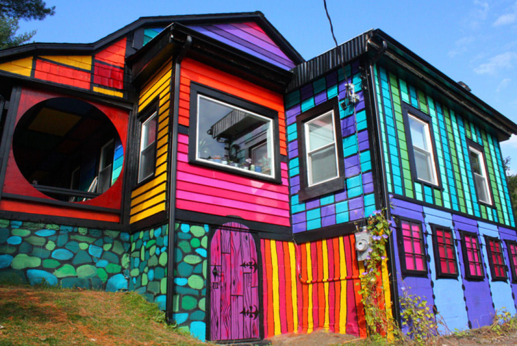 Artista transforma uma cabana sombria em uma casa que parece um arco-ris psicodlico 12