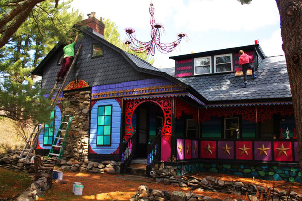 Artista transforma uma cabana sombria em uma casa que parece um arco-ris psicodlico 13