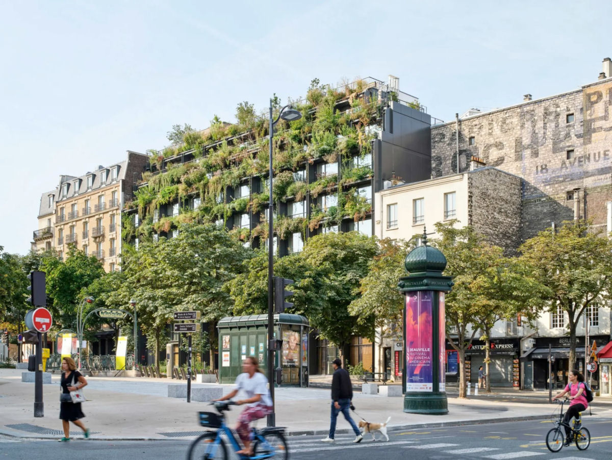 Um jardim vertical luxuriante brota de uma fachada minimalista repleta de janelas em Paris 04