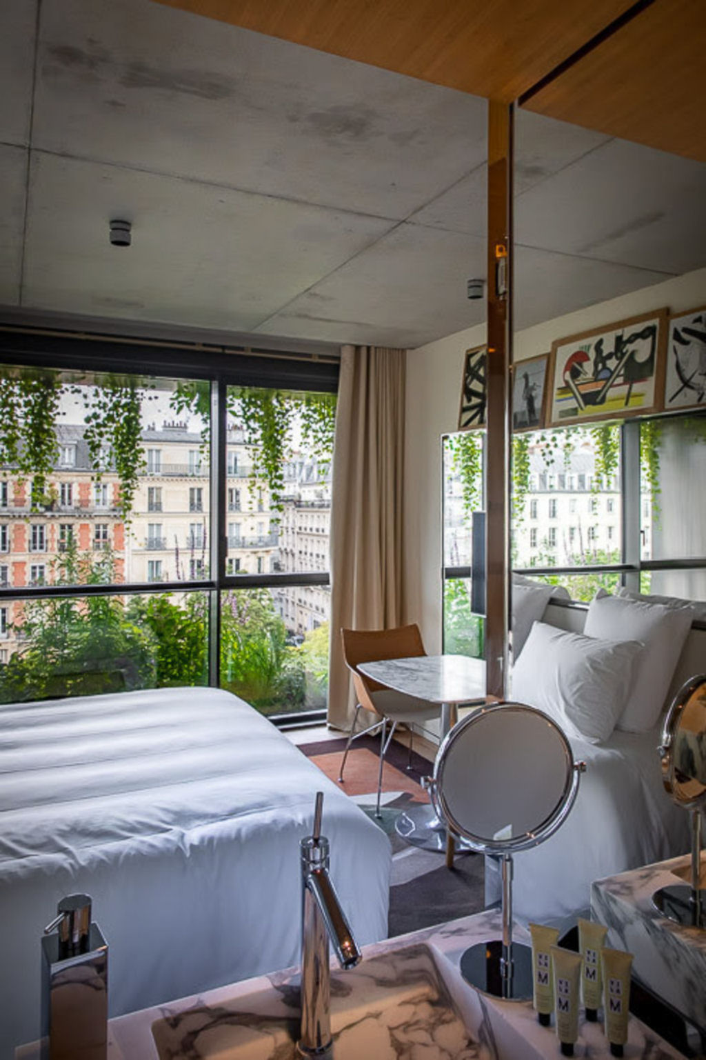 Um jardim vertical luxuriante brota de uma fachada minimalista repleta de janelas em Paris 09