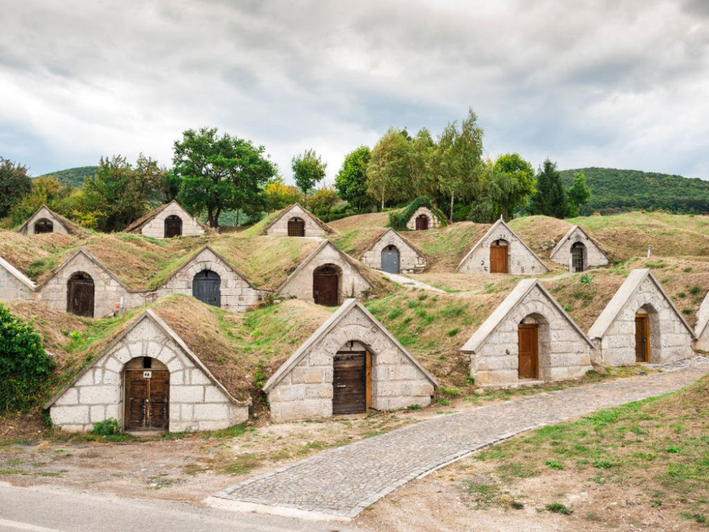 As adegas de Hercegkút que mais se parecem a casinhas de Hobbit, na Hungria 01