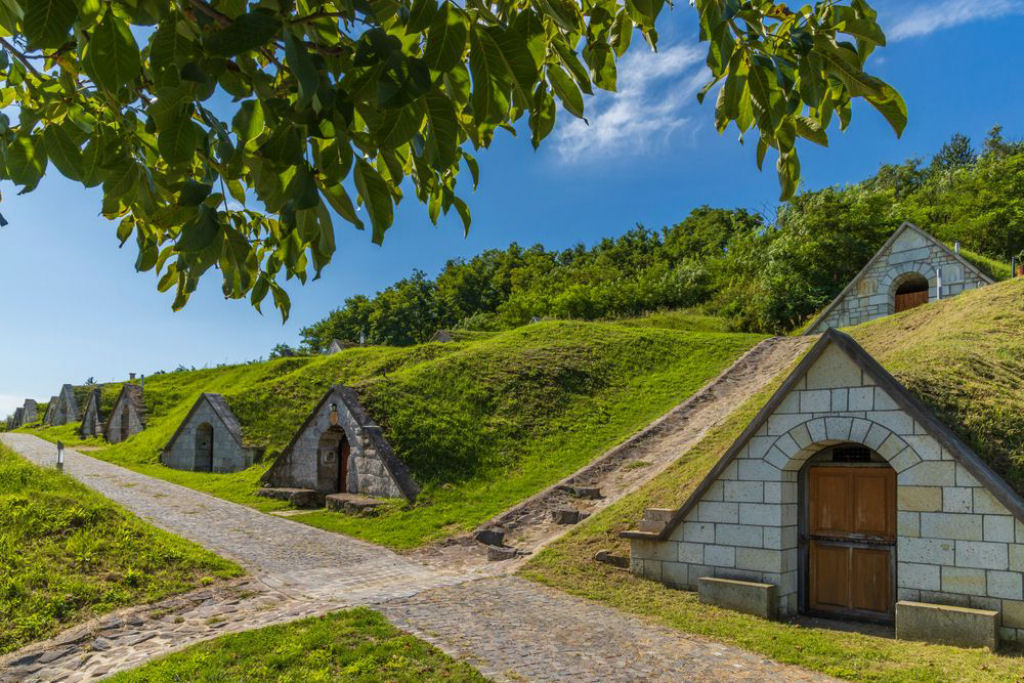 As adegas de Hercegkút que mais se parecem a casinhas de Hobbit, na Hungria 02