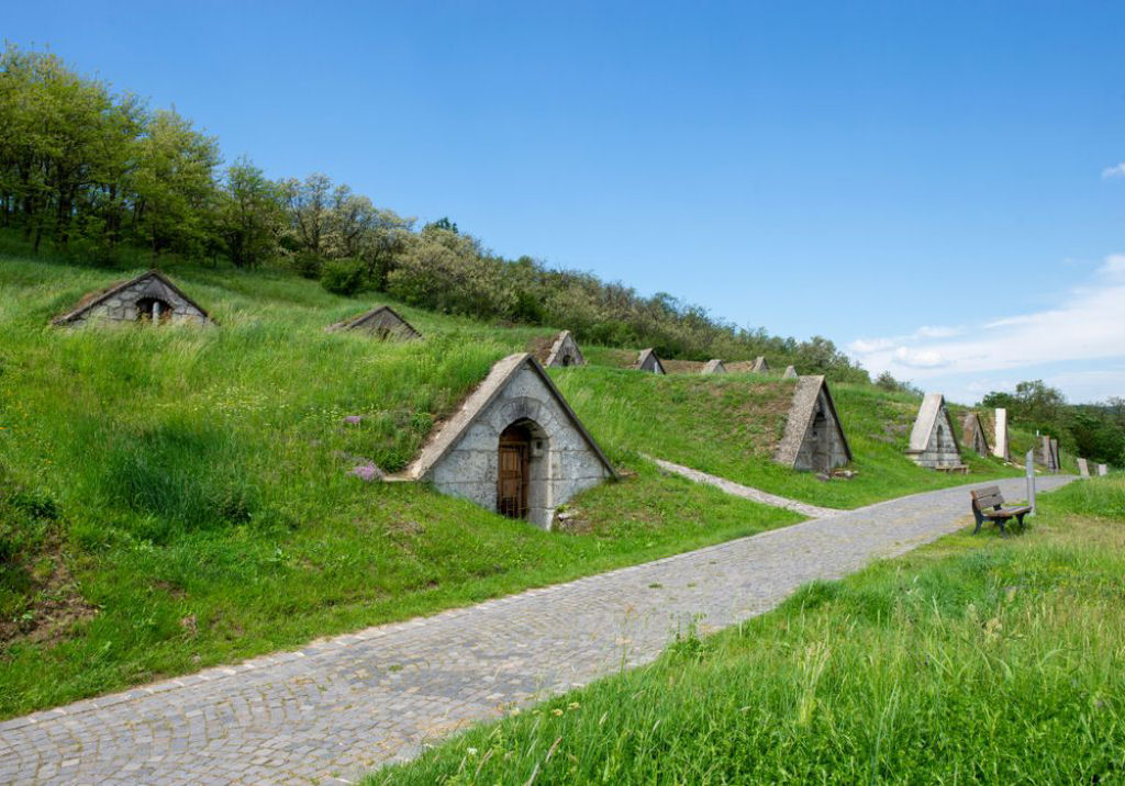 As adegas de Hercegkút que mais se parecem a casinhas de Hobbit, na Hungria 04