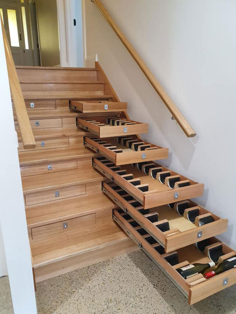 Adega em casa: escadas com espao para garrafas de vinho 03