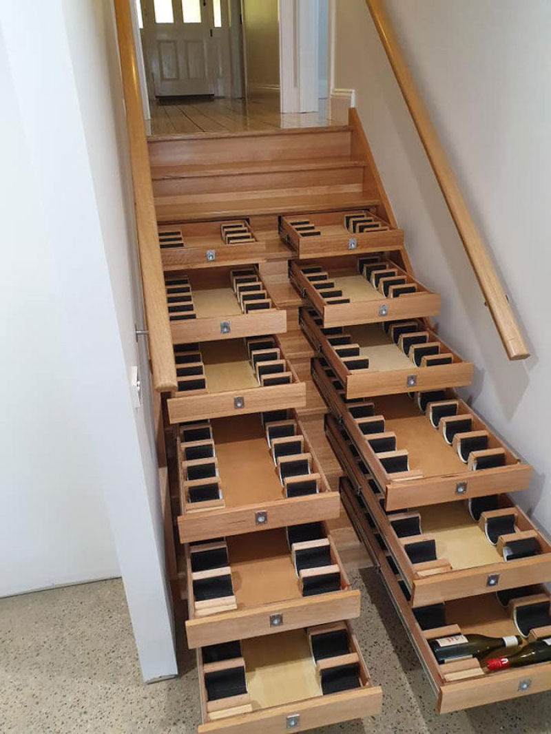 Adega em casa: escadas com espao para garrafas de vinho 04