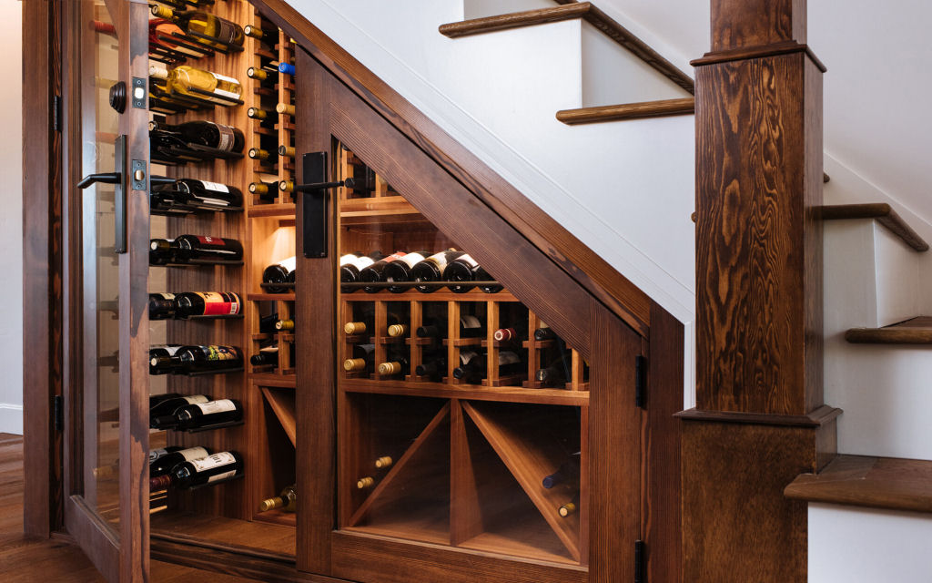 Adega em casa: escadas com espao para garrafas de vinho 06