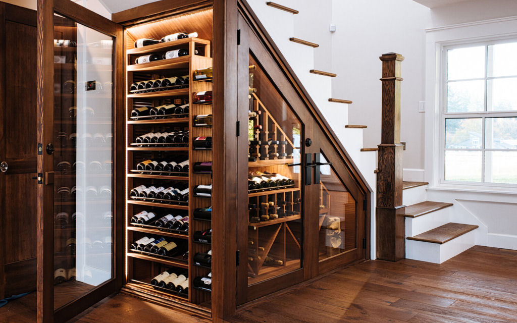 Adega em casa: escadas com espao para garrafas de vinho 07