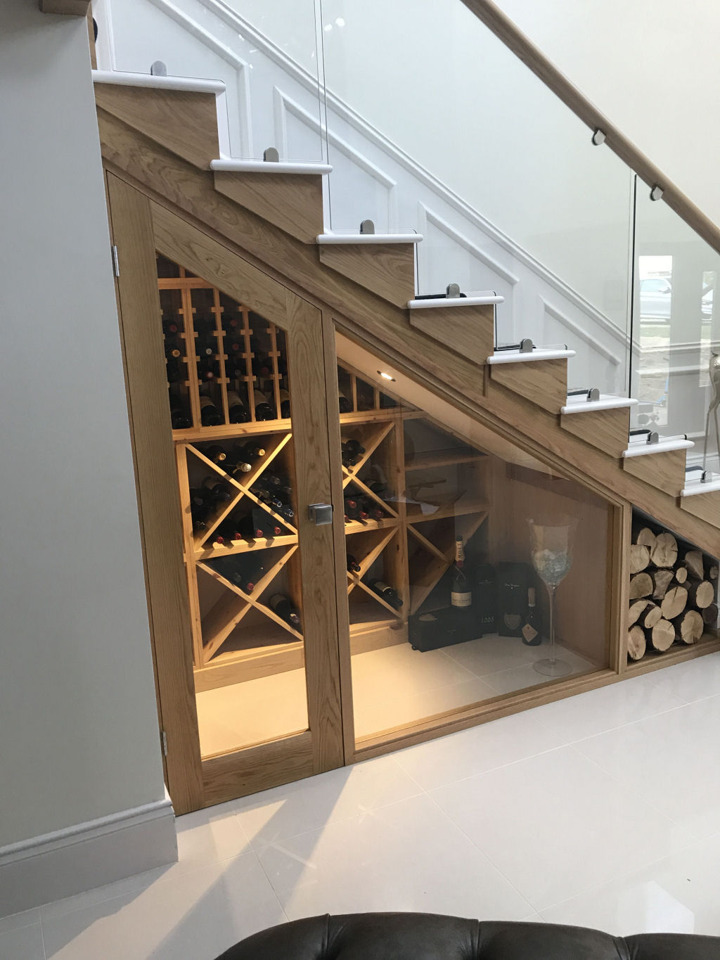 Adega em casa: escadas com espao para garrafas de vinho 10