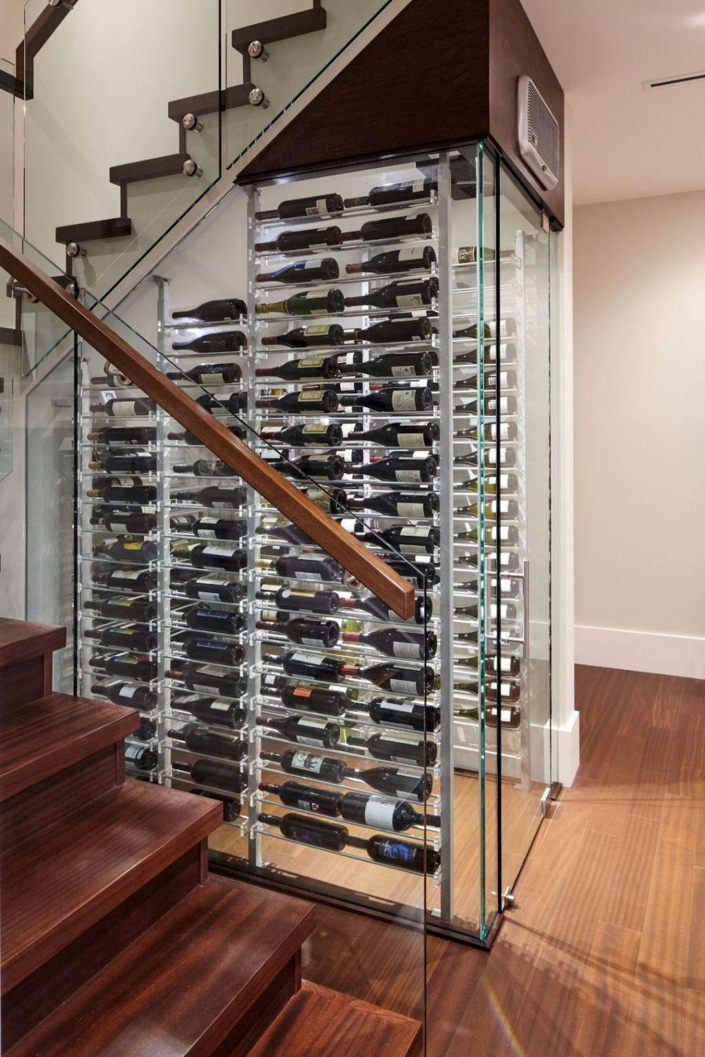Adega em casa: escadas com espao para garrafas de vinho 11