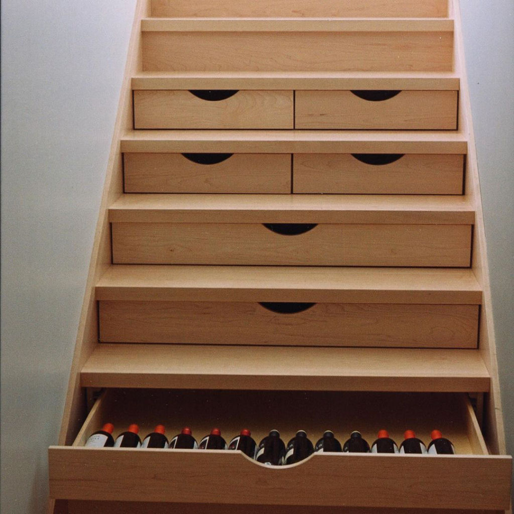 Adega em casa: escadas com espao para garrafas de vinho 12