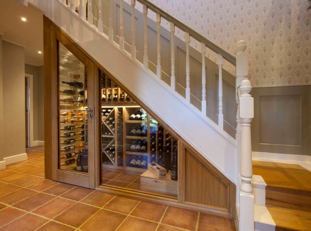 Adega em casa: escadas com espao para garrafas de vinho 13