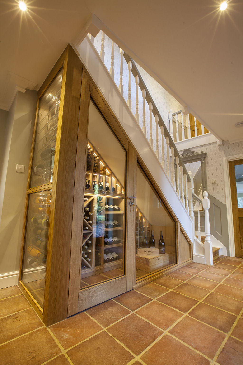 Adega em casa: escadas com espao para garrafas de vinho 14