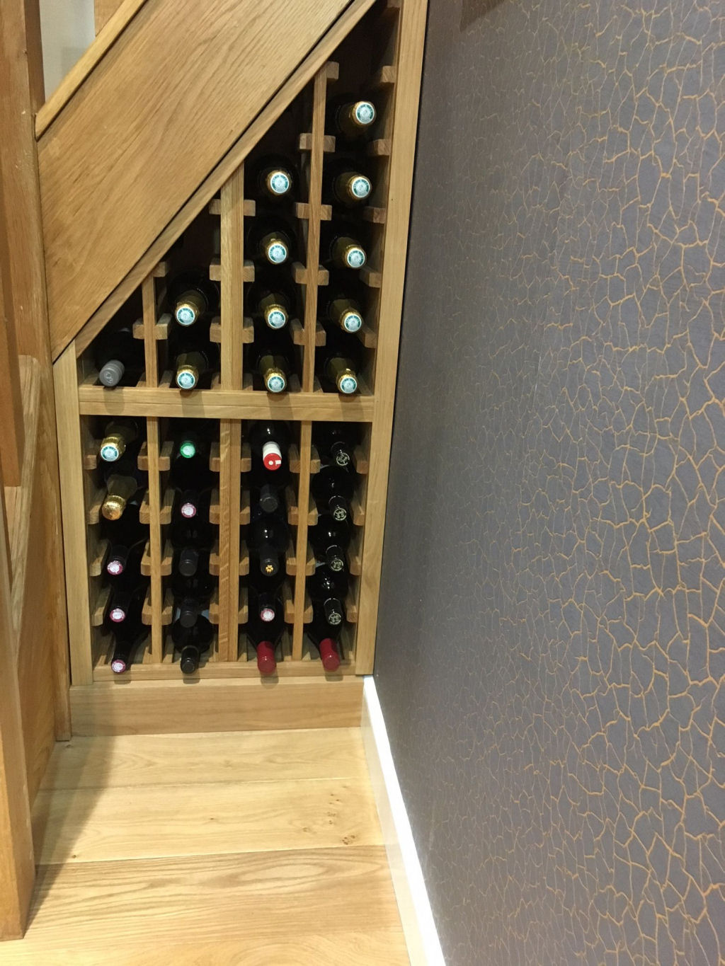 Adega em casa: escadas com espao para garrafas de vinho 15