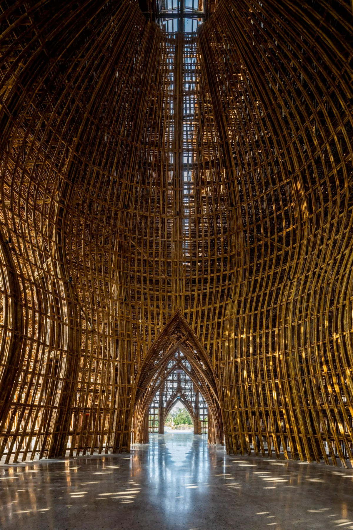Centro de boas-vindas iluminado no Vietnã foi construído com 42.000 colmos de bambu 02