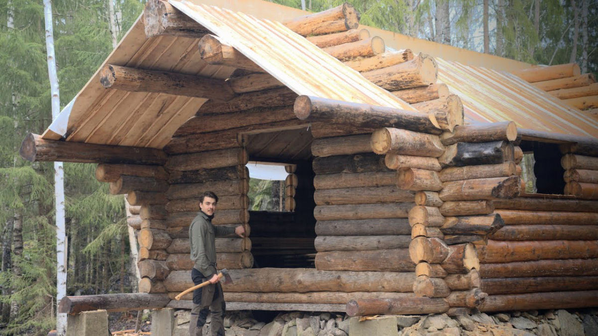 Um ano sozinho na floresta da Suécia construindo uma cabana de madeira como seus antepassados