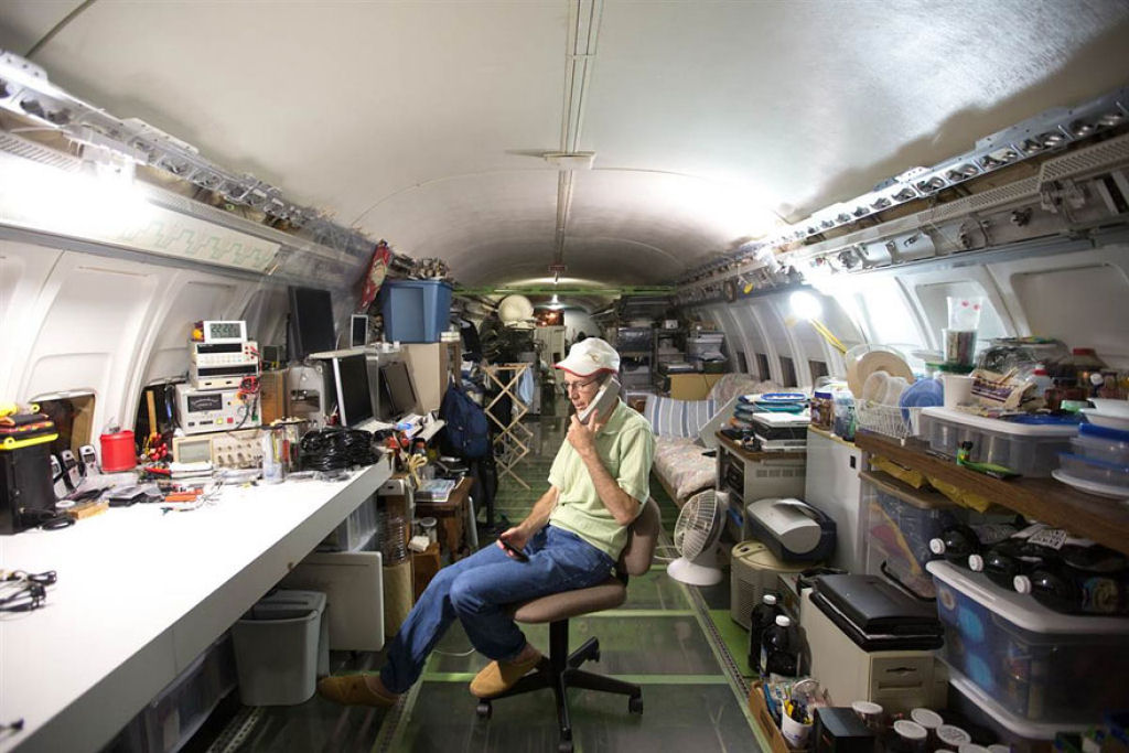 Engenheiro transforma Boeing 727 aposentado em sua casa 04