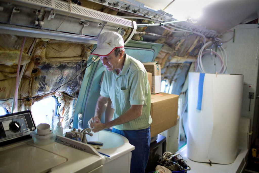 Engenheiro transforma Boeing 727 aposentado em sua casa 06
