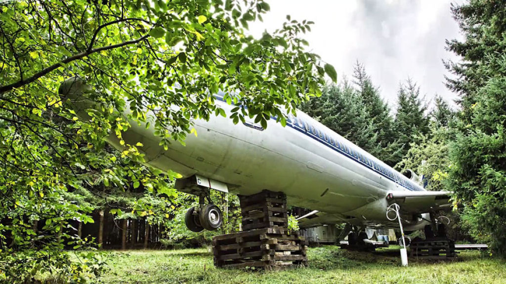 Engenheiro transforma Boeing 727 aposentado em sua casa 09